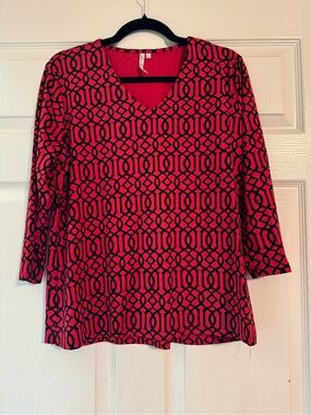 Lulu-B Red and Black Geometric V-Neck Long Sleeve Tee